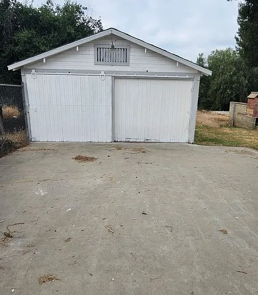 3368 Strong St — Photo 25