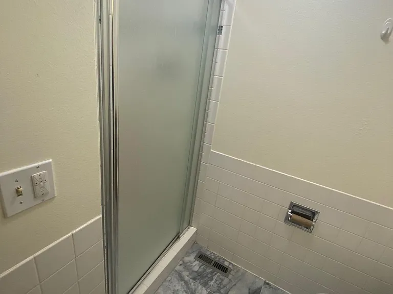 Main bedroom ensuite bathroom w/ shower