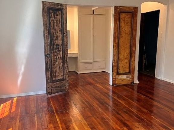 5th image of 926 E 4th St APT 3