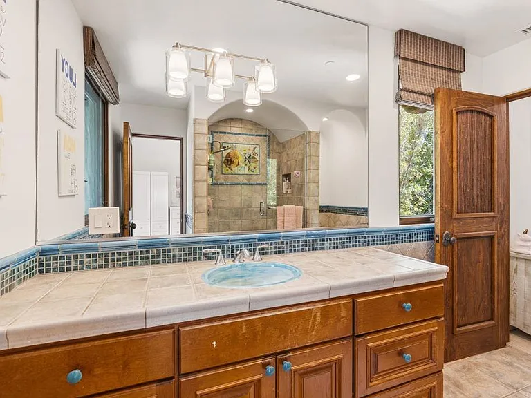 1668 Crest Dr — Photo 35