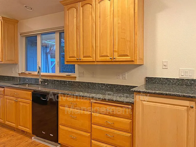 1340 SW Timian St — Photo 8
