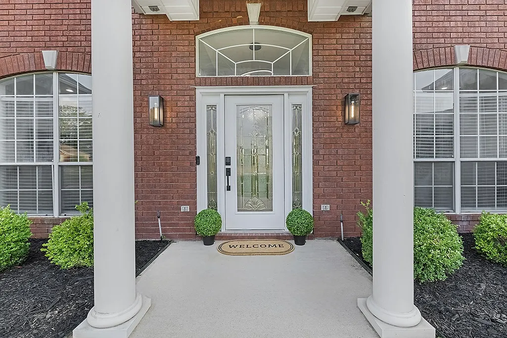 5 bed, 3.5 bath, 3649 sqft, $4,500 — Photo 2