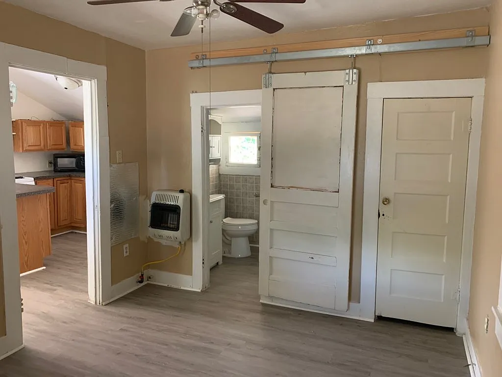 1 bed, 360 sqft, $695 — Photo 2