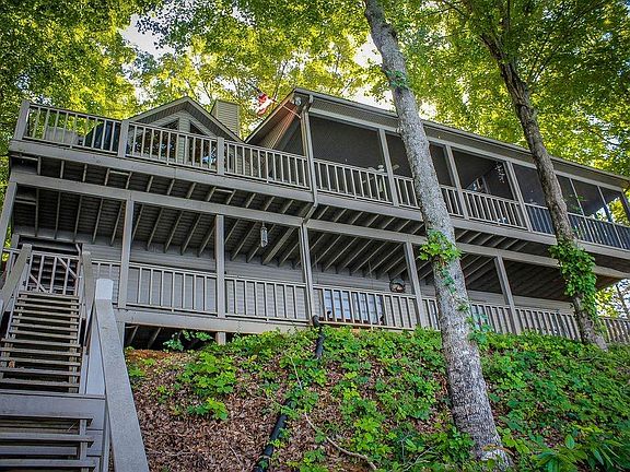 4th image of 740 Bluff Dr