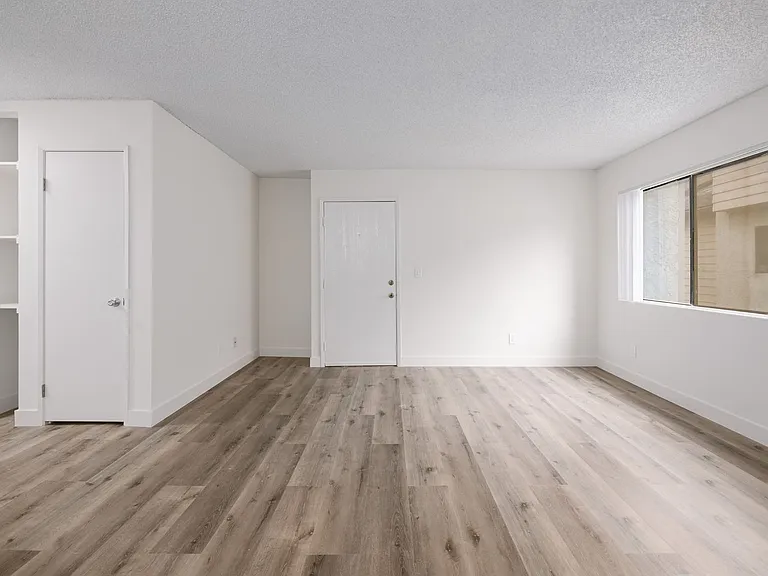 1010 - 1012 E Acacia Ave — Photo 5