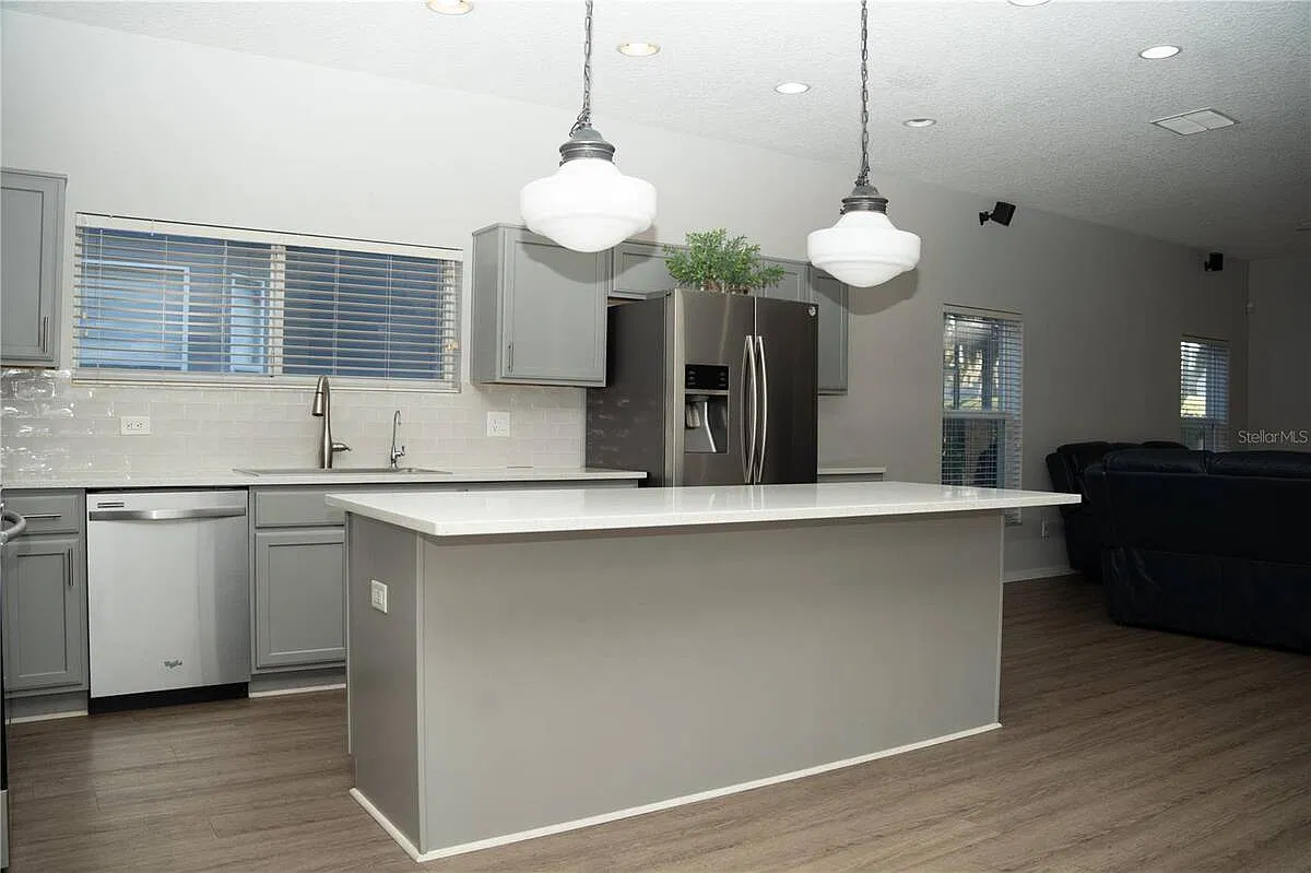 4 bed, 2.0 bath, 2197 sqft, $3,300 — Photo 4