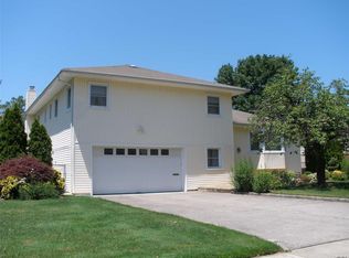 10 Ursula Dr, Roslyn, NY 11576