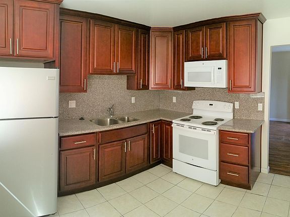 3rd image of 365 Chiquita Ave #12