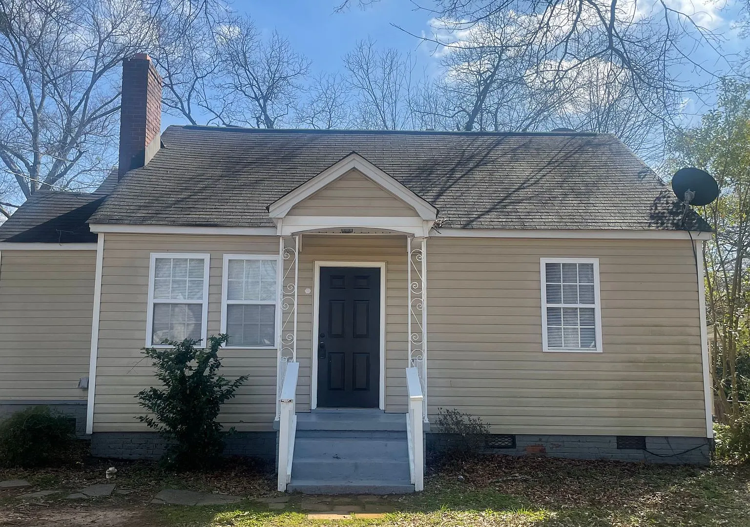 Charming three bedroom two bathroom home in Augusta Road neighborhood! — Photo 1