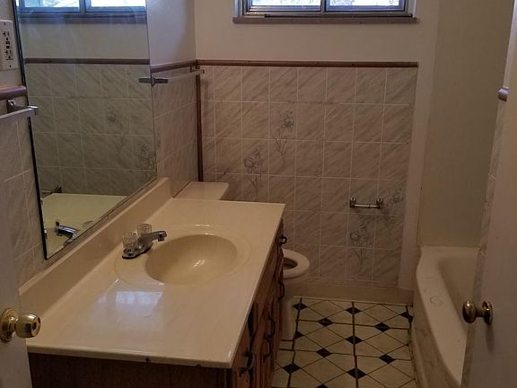 3rd image of 7005 Laupher Ln