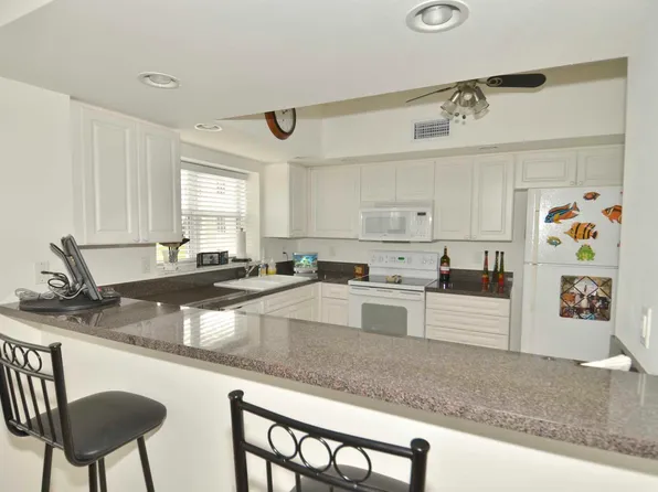 1200 Country Club Dr APT 3406, Largo, FL 33771