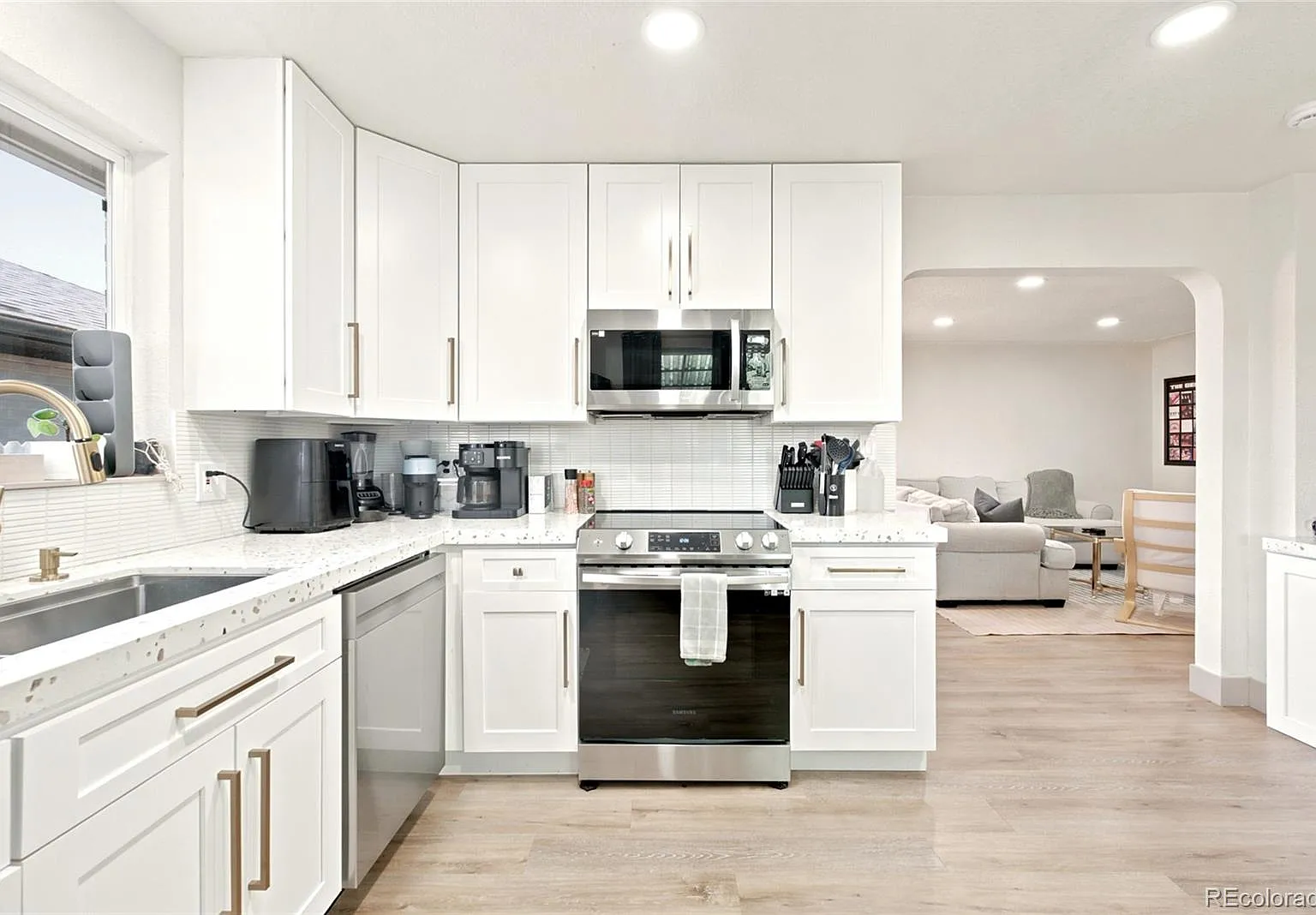 4 bed, 2.0 bath, 2064 sqft, $3,400 — Photo 4