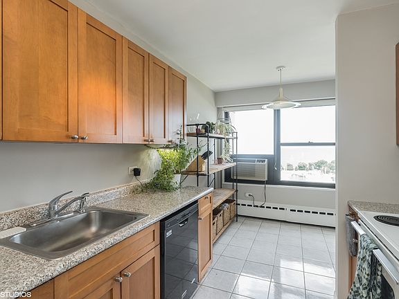 4th image of 3410 N Lake Shore Dr APT 16F