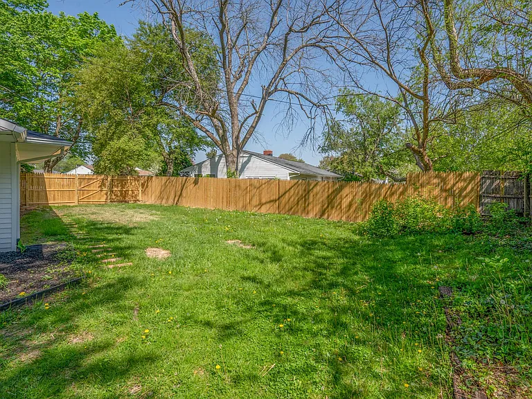 18 Montrose Dr — Photo 34