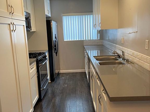 4th image of 463 S Rexford Dr #205