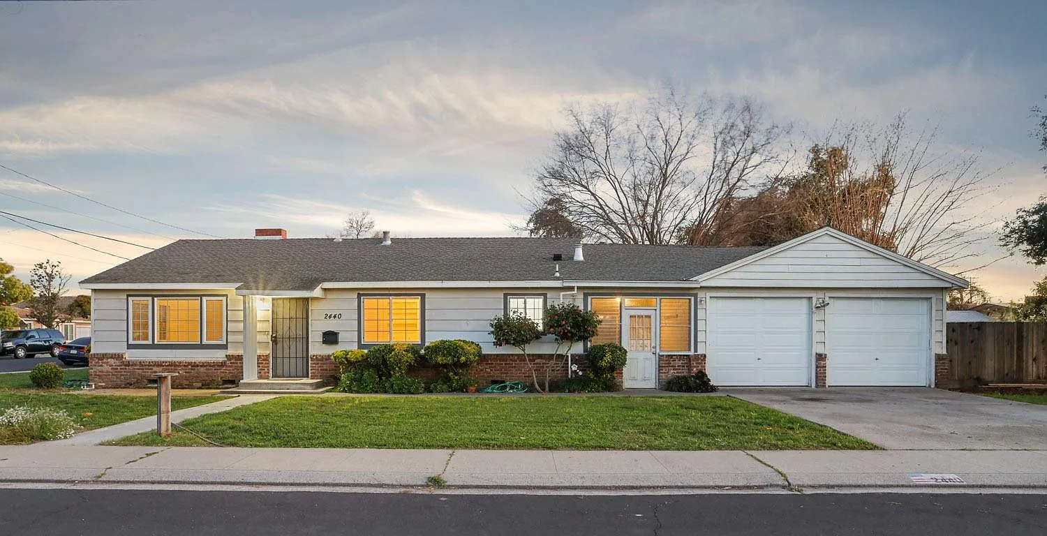 2440 Thomas Ave photo 1