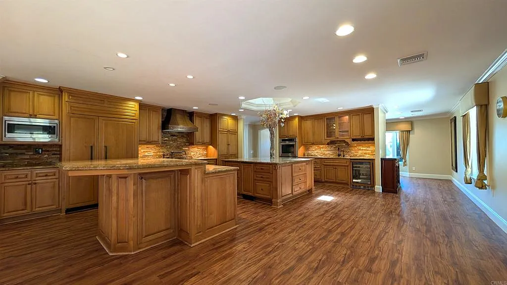3 bed, 2504 sqft, $6,450 — Photo 2