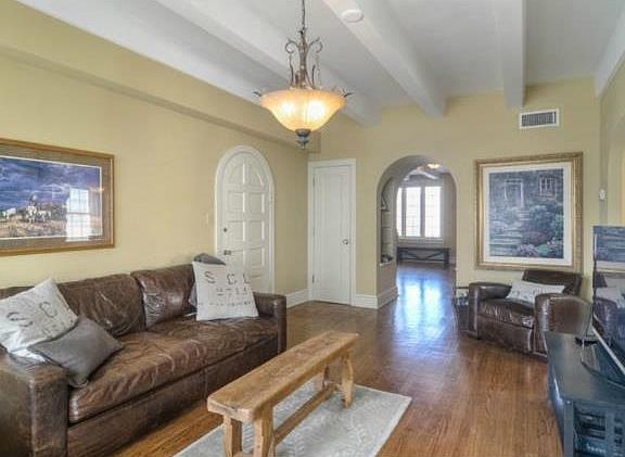 4th image of 4826 Roanoke Pkwy #12