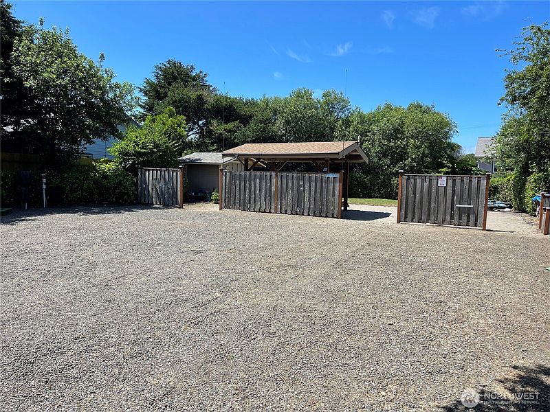 4th image of 240 Queets Street SW