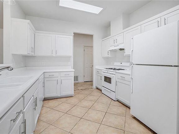 4th image of 1305 Wood Creek Dr