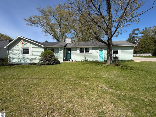 722 S Lakeshore Dr, Lake City, MI 49651