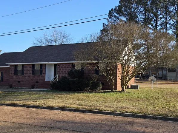 1120 E 3rd St SE, Magee, MS 39111