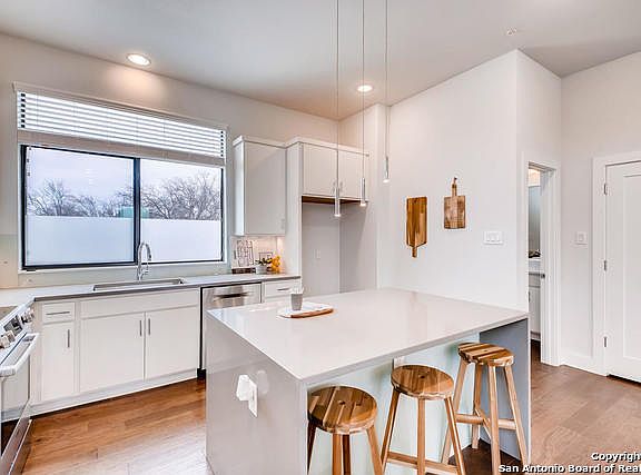 4th image of 1606 N Hackberry Unit 204