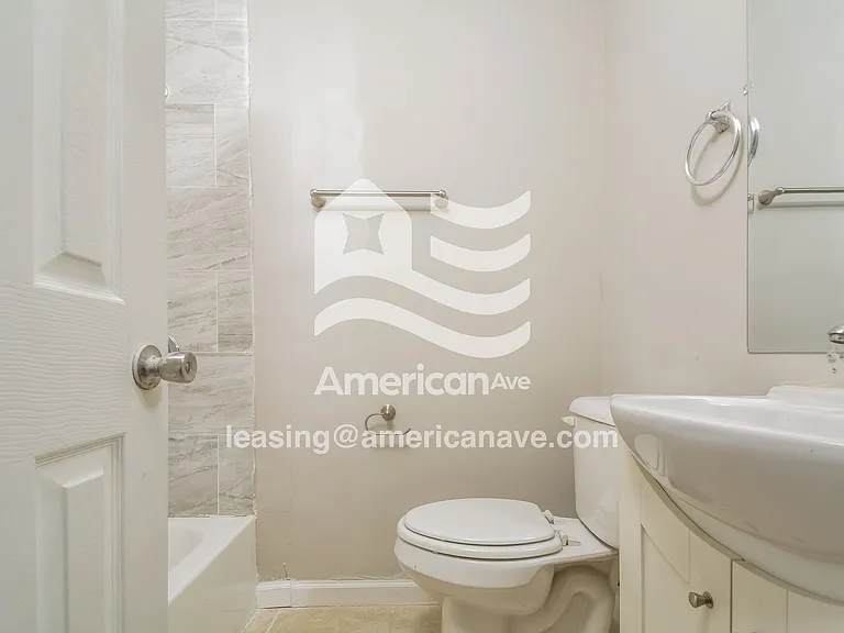 1790575_008_wm_-_main_bathroom_13182578.jpg