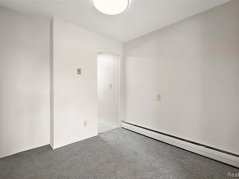 2859 E Maple Rd #15 — Photo 7