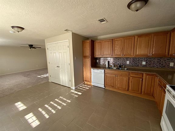 4th image of 2410 N Prairie Ave