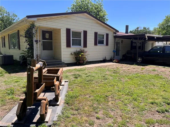 301 S High School St, Altamont, KS 67330