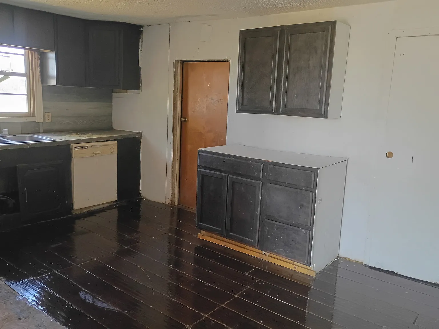 3 bed, 1100 sqft, $890 — Photo 1