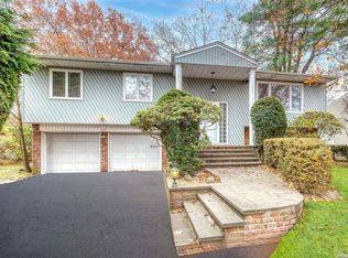 113 Ursula Dr, Roslyn, NY 11576