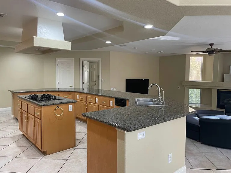 8757 Castle Hill Ave — Photo 13