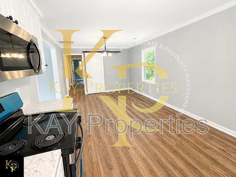 1828 Windsor Dr — Photo 9