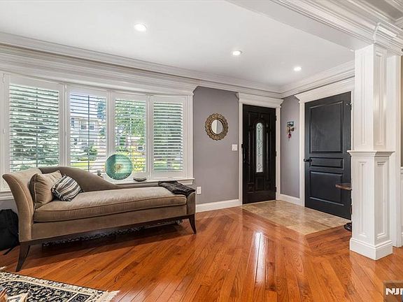 4th image of 254 Elm Ave