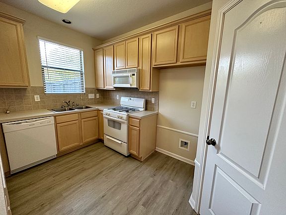 5th image of 16108 Limestone Lake Dr