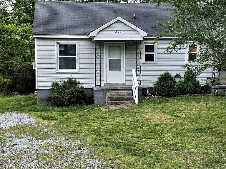 203 Sunset St — Photo 1