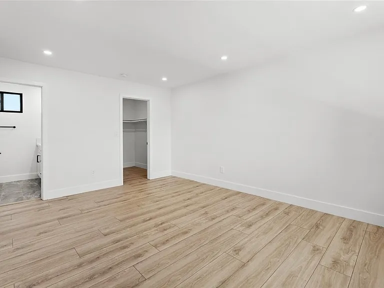 19701 Blythe St — Photo 17