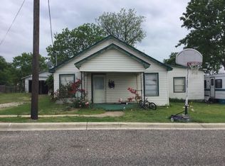 608 Water St, Whitesboro, TX 76273