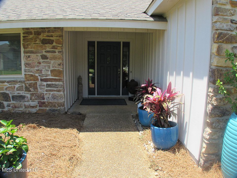 1st image of 407 Spike Rdg