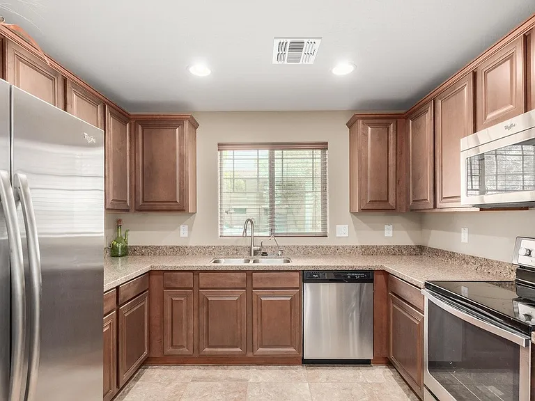2562 E Vermont Dr — Photo 4