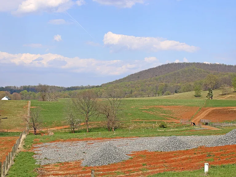 4577 Stony Point Rd — Photo 3