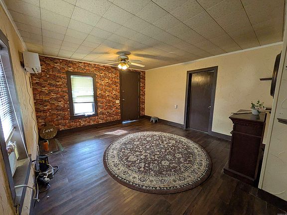 5th image of 405 S Skaggs Rd