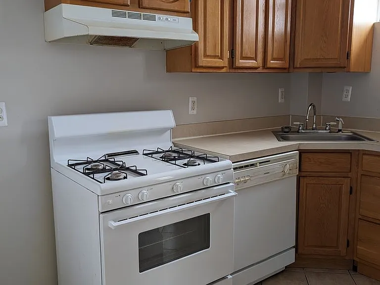 2227 Linden Ave — Photo 4
