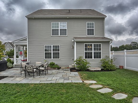 5th image of 301 Alden St