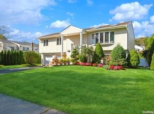 100 Ursula Dr, Roslyn, NY 11576