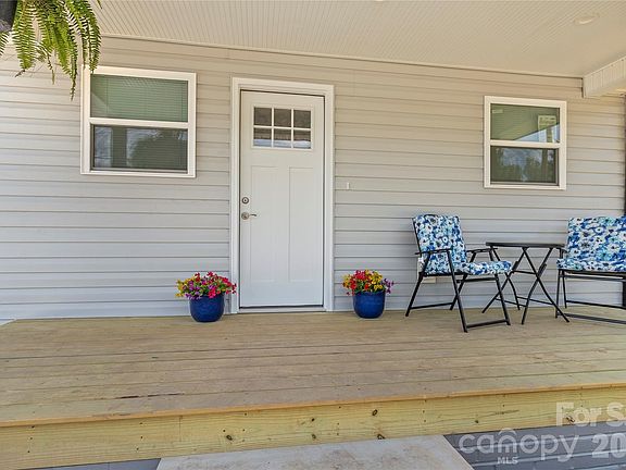 2nd image of 109 W Poplar St