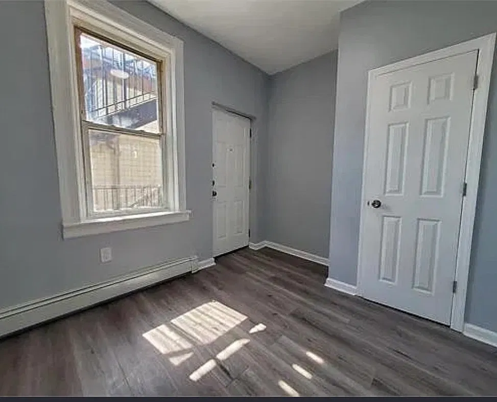 3 bed, 1000 sqft, $2,350 — Photo 3
