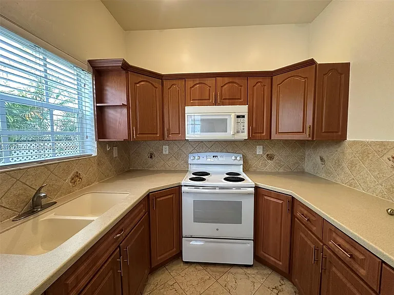 2328 SW 17th St #1 — Photo 4